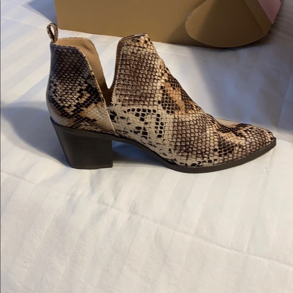Journee collection snake skin bootie - Picture 4 of 4